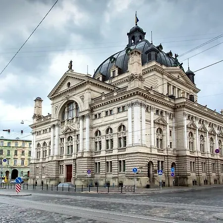 для пари в центральній частині львова *