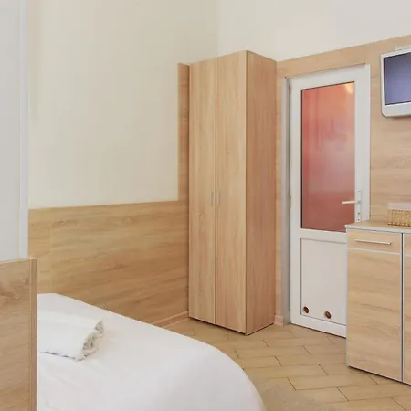 для пари в центральній частині львова *